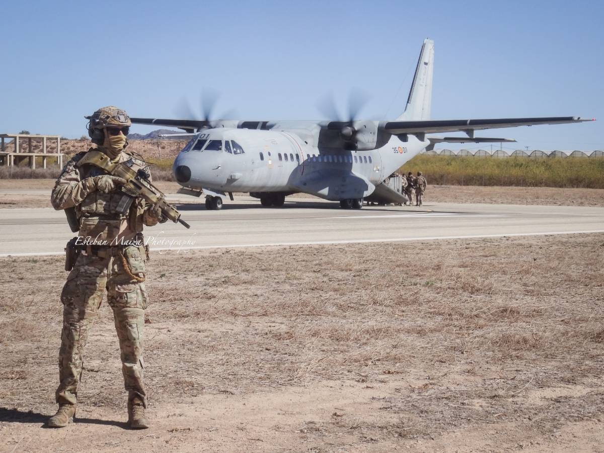 Un operador del EZAPAC asegurando la zona de operaciones de un C-295 del 353 Escuadrn. (foto Esteban Maiza)