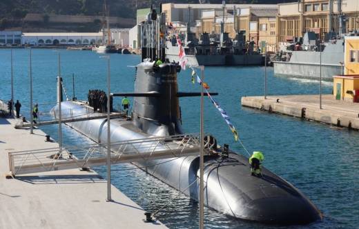 Submarino S-81 Isaac Peral atracado en una de las fosas de la Flotilla de Submarinos (foto: Miguel Egea)