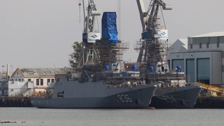 Dos de las corbetas de la clase Al-Jubail durante su fase de construccin en Navantia. (foto defensa.com)