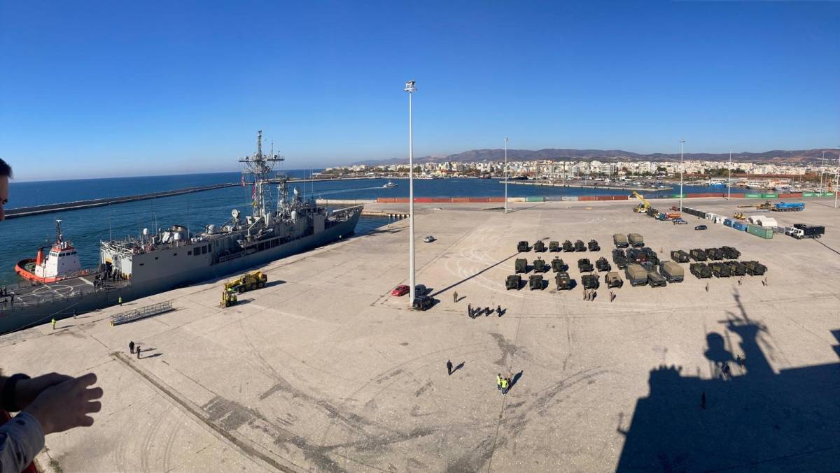 La fragata Canarias junto a los vehculos de la Fuerza de Infantera de Marina.