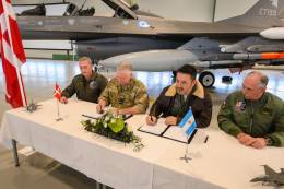 Acto de firma de la compra de los F-16 daneses por Argentina (foto Ministerio de Defensa).