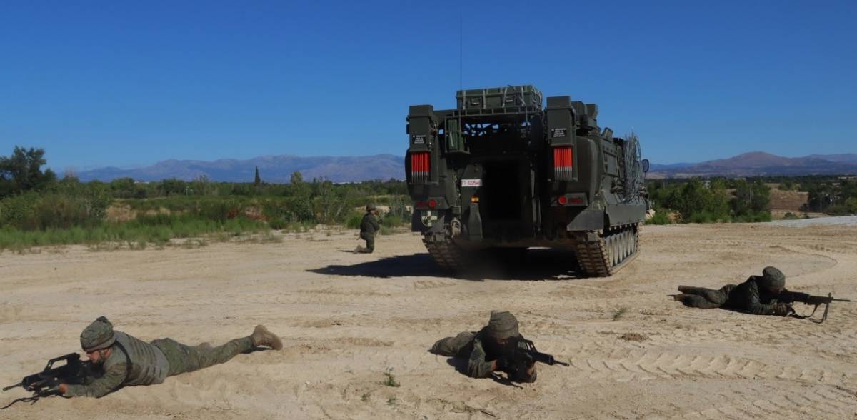 El Castor al abrir un campo de minas, cuenta con sistema de sealizacin de brechas ubicado en su parte posterior, que de manera automtica lanza al suelo, junto a la lnea de rodadura de las cadenas, las flechas indicadores del itinerario que deben seguir las unidades de maniobra.