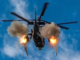 Ka-52: Un helicptero de ataque Ka-52 Aligator abriendo fuego en los cielos de Ucrania.