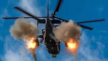 Ka-52: Un helicptero de ataque Ka-52 Aligator abriendo fuego en los cielos de Ucrania.