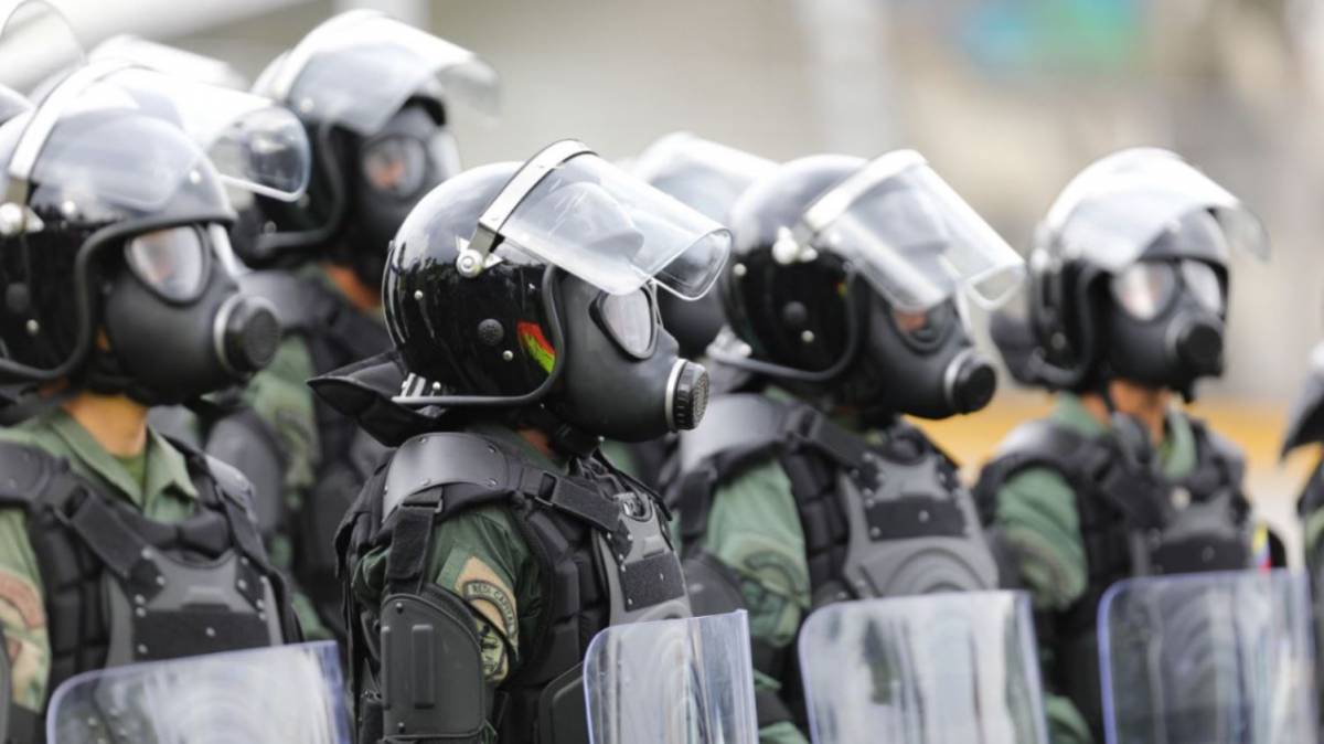 Guardias Nacionales equipados con los nuevos trajes tcticos de proteccin antidisturbios. (Foto: GNB)