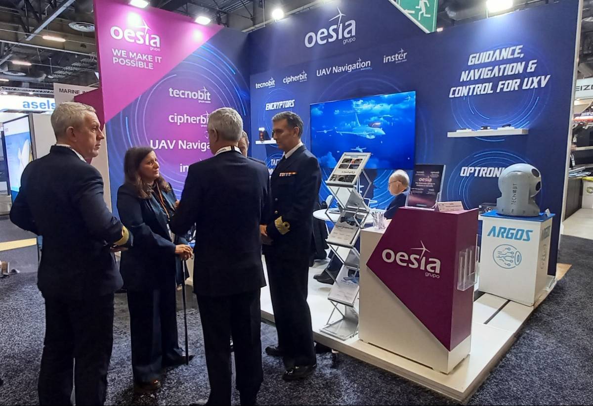 Visita del Almirante Jefe de Estado Mayor de la Armada al stand de Grupo Oesa en Euronaval (Oesa)