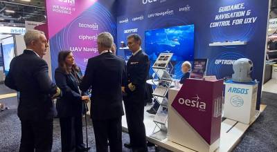 Visita del Almirante Jefe de Estado Mayor de la Armada al stand de Grupo Oesa en Euronaval (Oesa)