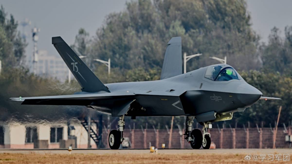 Las lneas del J-35A recientemente presentado son muy similares a las del F-35A estadounidense que el cazabombardero furtivo chino pretende copiar. (MD China)