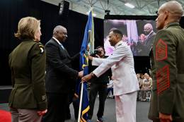 El almirante Alvin Holsey recibe el estandarte del SOUTHCOM de manos del secretario de Defensa Lloyd James Austin III. (Foto: USSOUTHCOM)