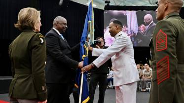 El almirante Alvin Holsey recibe el estandarte del SOUTHCOM de manos del secretario de Defensa Lloyd James Austin III. (Foto: USSOUTHCOM)