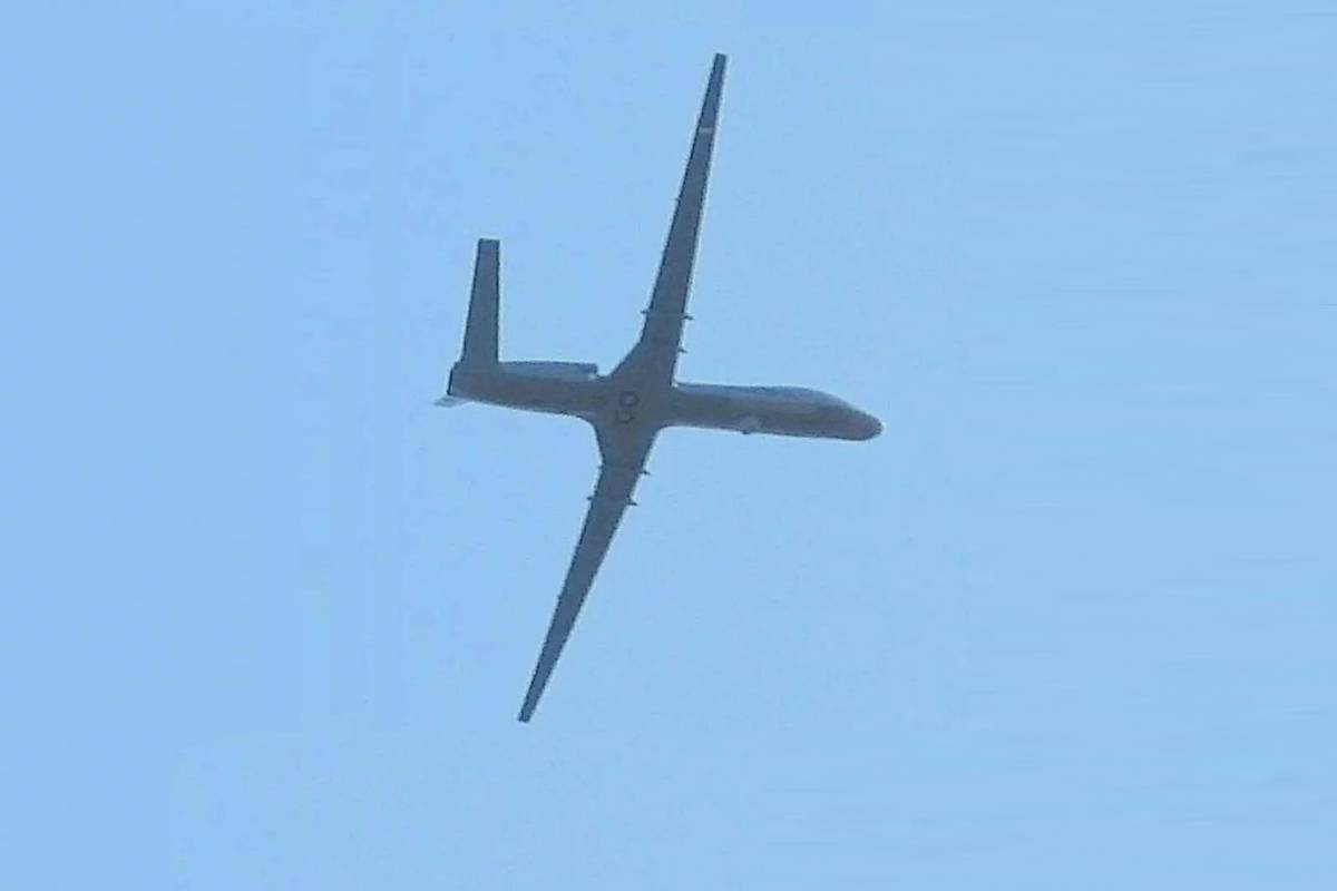 El dron chino WJ-700 volando durante el desfile militar en Argelia.