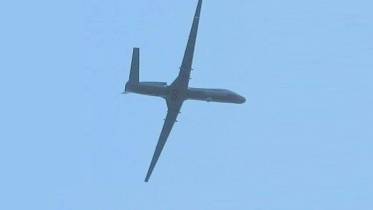 El dron chino WJ-700 volando durante el desfile militar en Argelia.