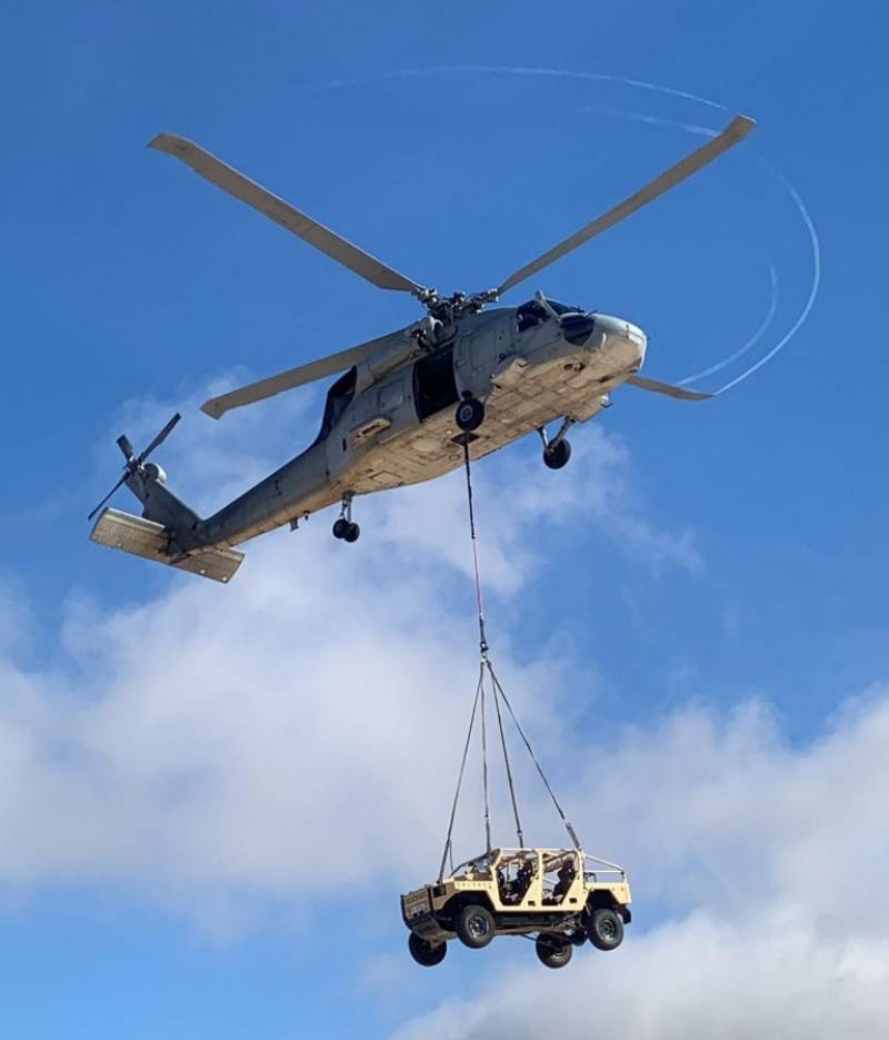 Un helicptero SH-60F de la FLOAN transporta en el procedimiento de carga externa un Einsa Netn Mk2.  (foto Armada espaola)