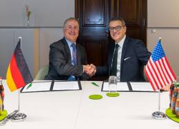 Paul Lemmo, vicepresidente y director general de sistemas y sensores de guerra integrados en Lockheed Martin (izquierda) y Oliver Drre, director ejecutivo de HENSOLDT AG (derecha) firmando el memorando de entendimiento (HENSOLDT)