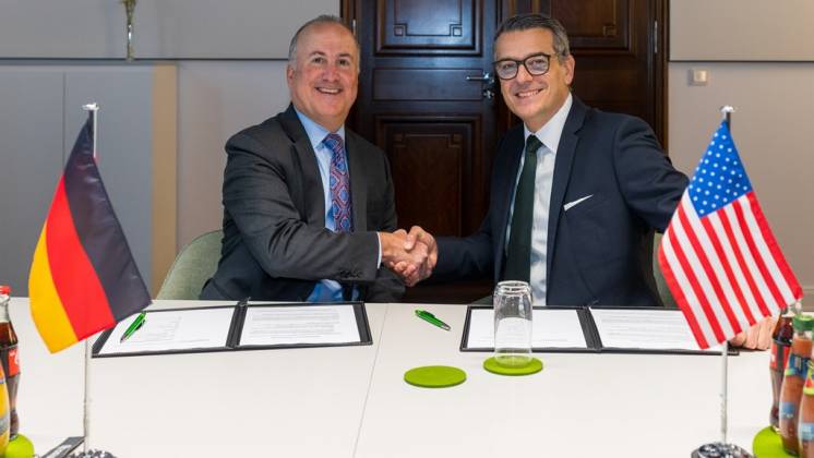 Paul Lemmo, vicepresidente y director general de sistemas y sensores de guerra integrados en Lockheed Martin (izquierda) y Oliver Drre, director ejecutivo de HENSOLDT AG (derecha) firmando el memorando de entendimiento (HENSOLDT)