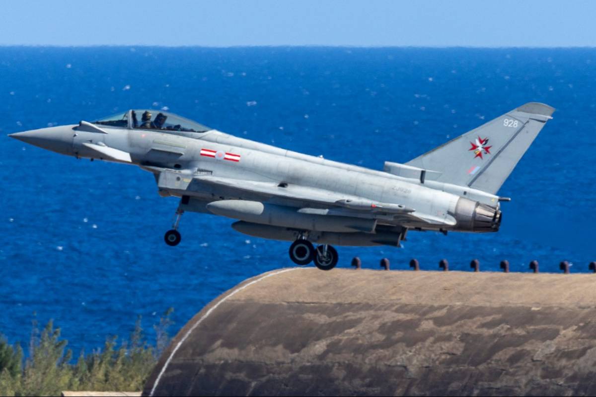 Uno de los Typhoon de la RAF aterrizando en Gando.  (Foto Antonio Rodriguez Santana)