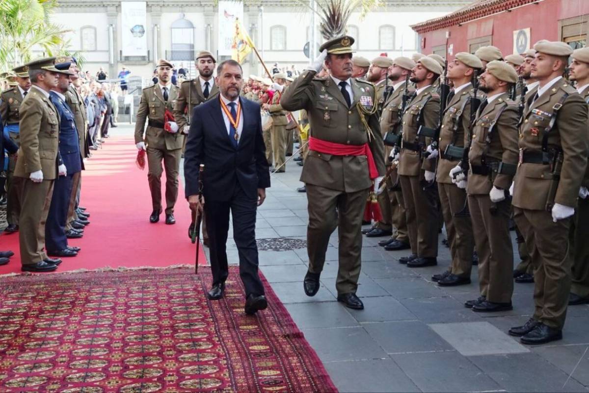 El regidor Jos Manuel Bermdez y el Teniente General Julio Salom pasando revista a la fuerza durante un acto castrense. (foto Ayuntamiento de Santa Cruz de Tenerife)