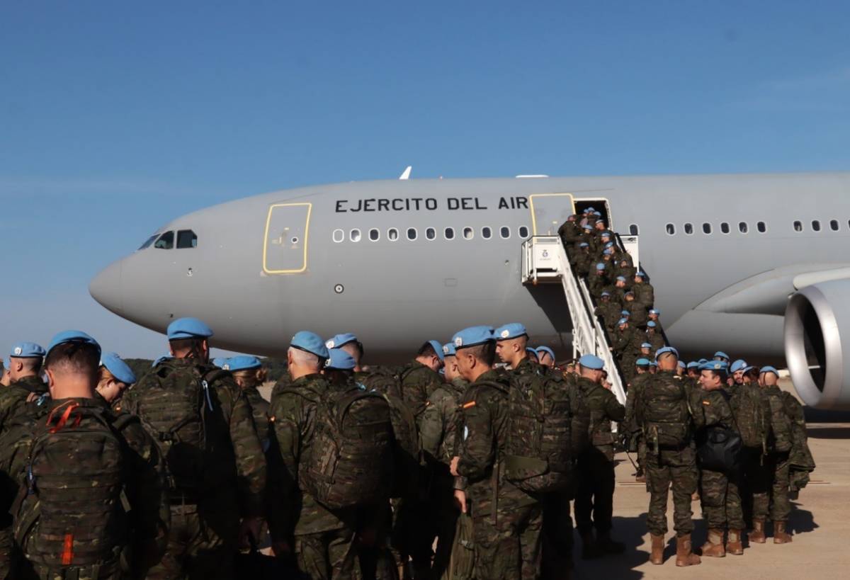 Personal de la BRI X subiendo en el A330 del Ejrcito del Aire y del Espacio. (foto Julio Maz Gutirrez)