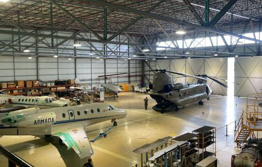 El helicptero CH-47F de las FAMET en el hangar de la 4 Escuadrilla de la FLOAN.  (foto Armada espaola)