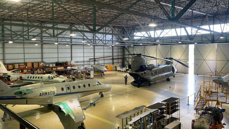 El helicptero CH-47F de las FAMET en el hangar de la 4 Escuadrilla de la FLOAN.  (foto Armada espaola)