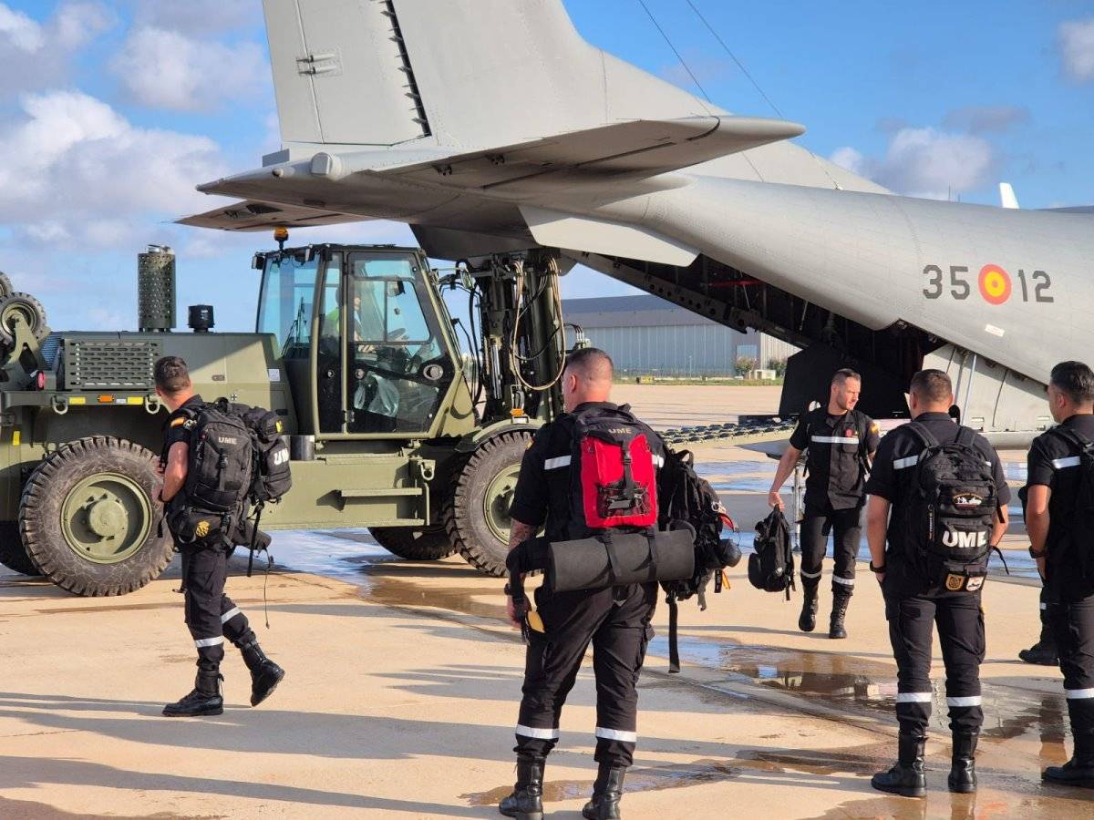 Personal de la UME tras descender de un C295, observa como el personal de la EADA con su maquinaria descarga el avin. (foto Ejrcito del Aire y del Espacio)