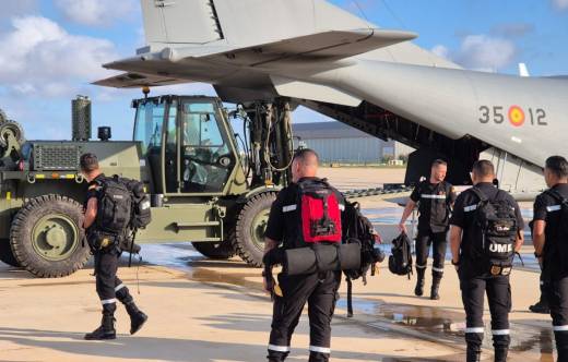 Personal de la UME tras descender de un C295, observa como el personal de la EADA con su maquinaria descarga el avin. (foto Ejrcito del Aire y del Espacio)