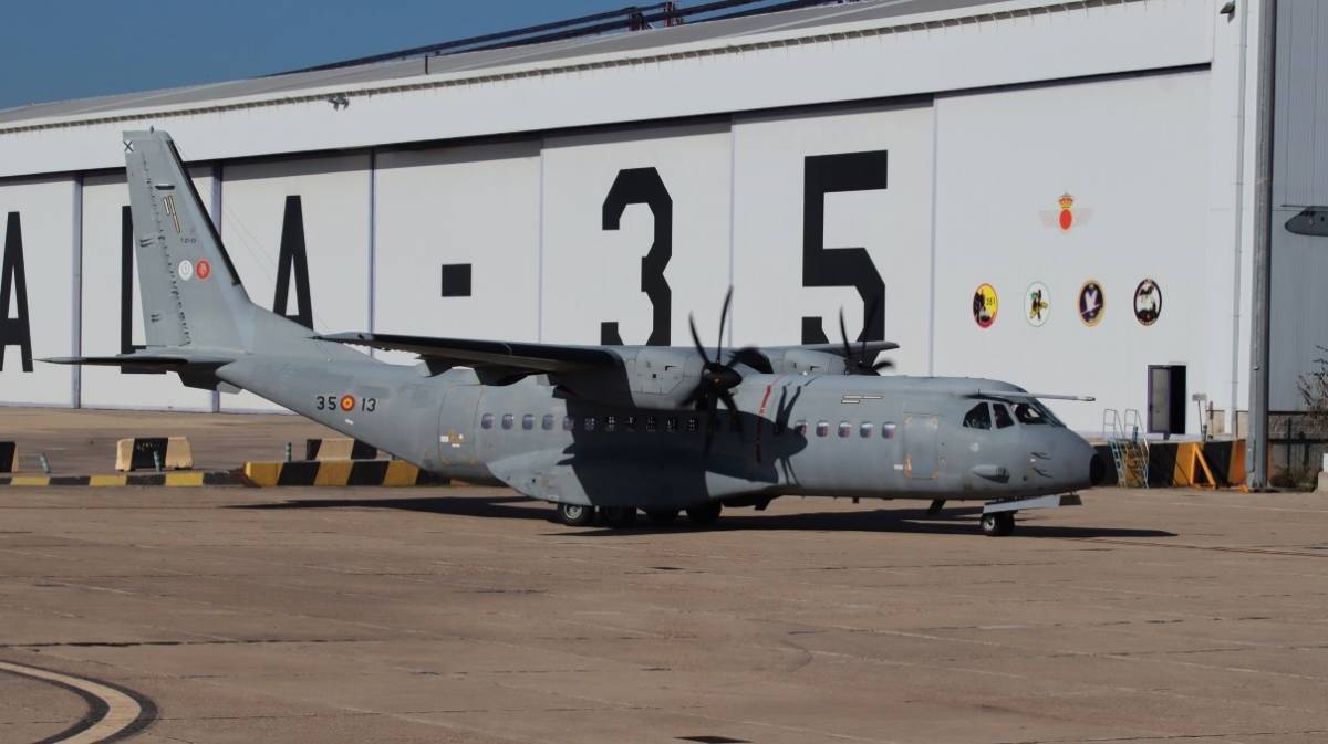 Uno de los C-295M del Ala 35 pasa frente a las instalaciones de la Unidad en la base area de Getafe (Madrid). (foto Julio Maz Gutirrez)