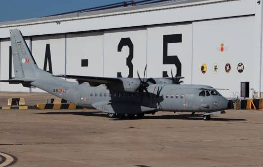 Uno de los C-295M del Ala 35 pasa frente a las instalaciones de la Unidad en la base area de Getafe (Madrid). (foto Julio Maz Gutirrez)