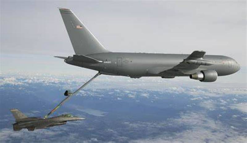 KC-46A reabasteciendo a un F-16.