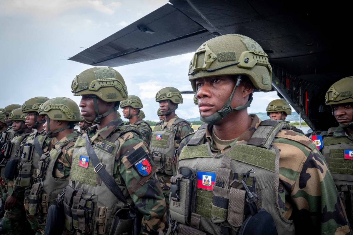 Destacamento de las Fuerzas Armadas de Hait desembarcando de un avin de transporte CN235s del Ejrcito del Aire y del Espacio Francs. (Foto: Forces armes aux Antilles)