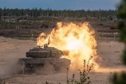 Carro de combate Leopardo 2E abriendo fuego (Estado Mayor de la Defensa)