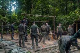 US Marines y soldados de la GDFy la TTDF aprenden tcnicas de supervivencia en la Escuela de Entrenamiento Anfibio de la Selva. (Foto: USSOUTHCOM)