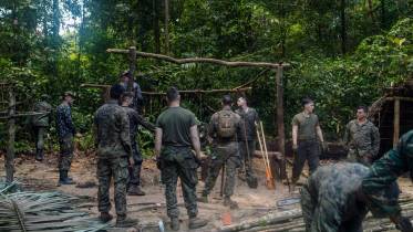 US Marines y soldados de la GDFy la TTDF aprenden tcnicas de supervivencia en la Escuela de Entrenamiento Anfibio de la Selva. (Foto: USSOUTHCOM)