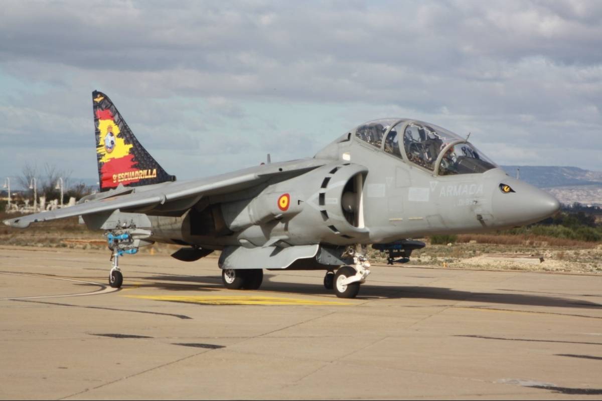 El nico Harrier II biplaza de la Novena Escuadrilla, el TAV-8B con indicativo 01-999 carreteando en Zaragoza, llevando las bombetas Mk-76.