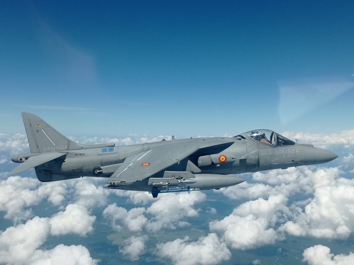 Uno de los AV-8B Harrier II portando un misil LGTR, en los soportes sitos bajos las alas. (foto Armada)