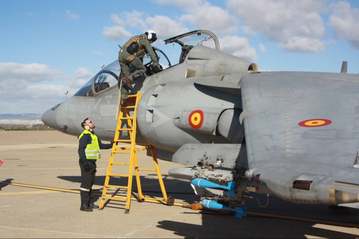 Un piloto de la Novena Escuadrilla sube a su TAV-8B Harrier II, en primer plano se ven las bombetas de instruccin Mk-76.