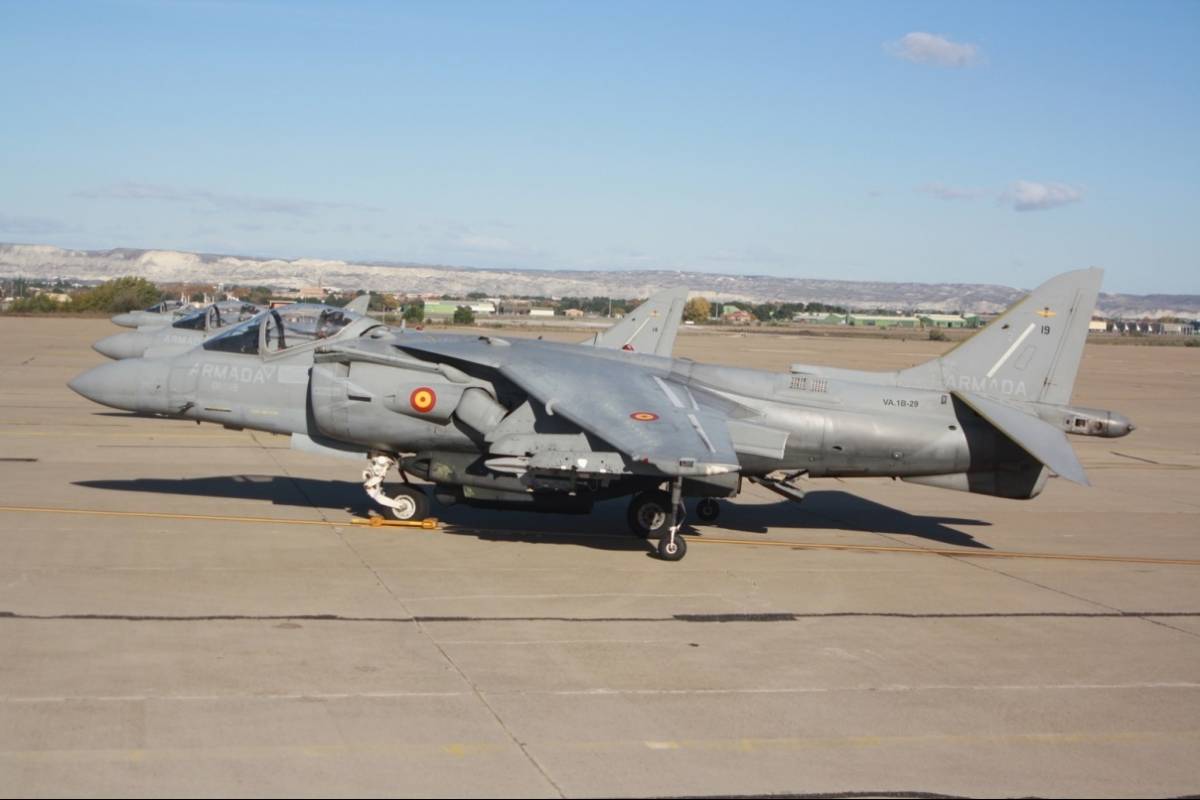 Tres de los Harrier II estacionados en la plataforma de la base area de Zaragoza.