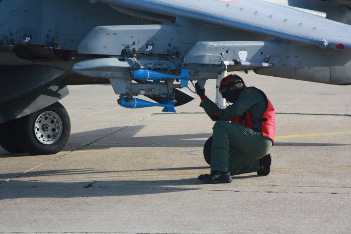 Uno de los armeros de la Novena Escuadrilla revisa si estn bien instaladas las bombetas MK-76 en el AV-8B, que las va lanzar sobre Bardenas Reales.