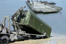 El puente IRB se despliega desde camiones (GDELS)