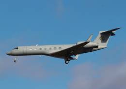 Uno de los dos G550 AISREW de la AMI en fase de aterrizaje en la base area de Albacete. (foto Julio Maz Gutirrez)