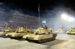 Soldados de Corea del norte desfilan en carros de combate armados con una torre  parecida a la del M1 Abrams del US Army y un chasis que recuerda al ruso T14 Armata.