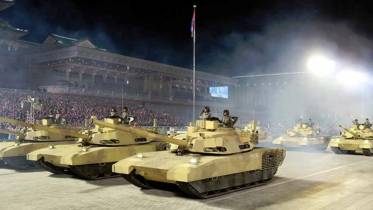 Soldados de Corea del norte desfilan en carros de combate armados con una torre  parecida a la del M1 Abrams del US Army y un chasis que recuerda al ruso T14 Armata.