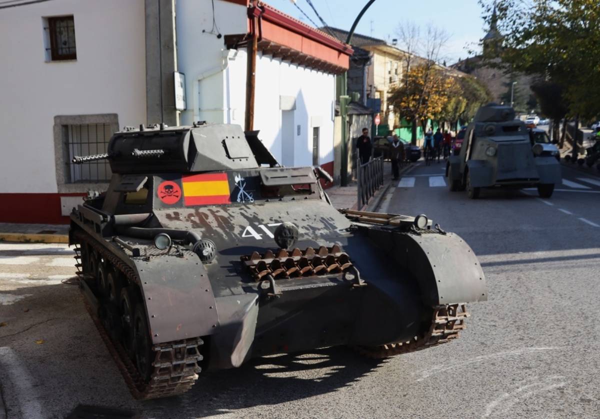 El Panzer I transitando por las calles de Navalagamella, detrs el UNL-35. (foto Julio Maz Gutirrez)