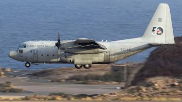 El C-130H Hrcules TC-66 aterrizando en Gando, con el primer F-16 destinado a la Fuerza Area de Argentina a bordo. (Foto Antonio Rodriguez Santana)