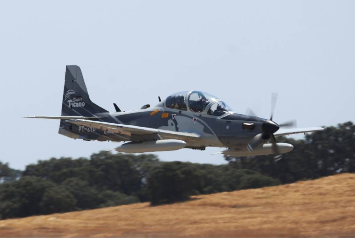 El EMB-314E de la empresa Embraer rodando en la BA-11 portuguesa, durante el Beja Air Show. (foto Julio Maz) 