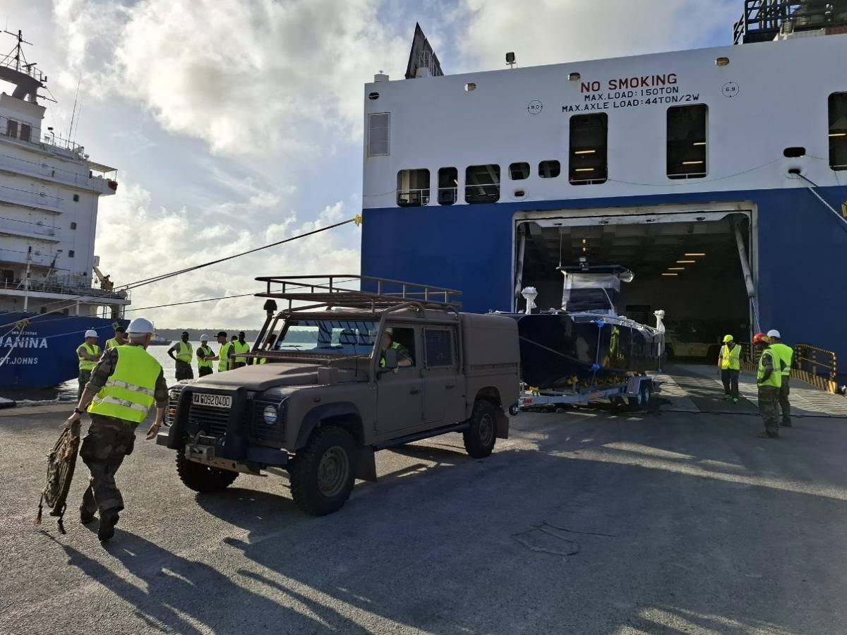 Un vehculo ligero todo terreno Defender 130 transportando en un trailer una embarcacin de combate fluvial fuera de la bodega del buque Ro-Ro MN Calao. (Foto: FAG)