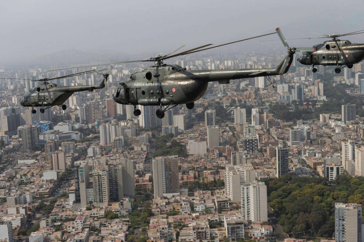 Un Mi-171Sh (FAP 606), un Mi-17-1B (FAP 614) y un Mi-8MTV-1 (FAP 602) del Grupo Areo N 3 sobrevuelan Lima, antes de su presentacin en la Base Area de Las Palmas. Estas naves, al igual que el Mi-171Sh (FAP 607), retornaron al servicio recientemente tras ser sometidas a un extenso overhaul por Helicentro Per SAC.