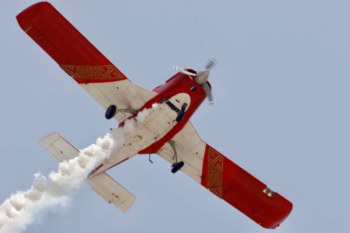 Moravan Zlin Z-242L de la Escuadrilla Bicolor realizando un pasaje a baja altura. En breve los Z-242L comenzaran a ser remplazados por los Game Bird GB-1, dos de los cuales arribaran al Per antes de finalizar diciembre.