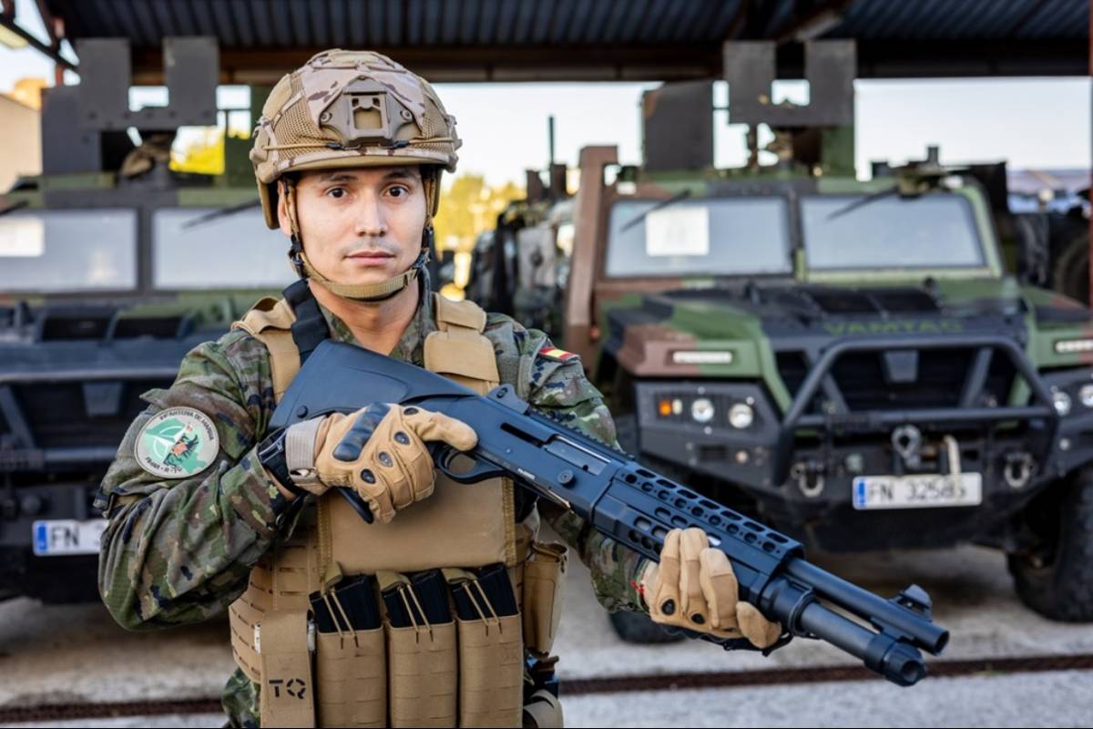 Un miembro de la BRIMAR-TEAR con su nueva escopeta Benelli M4A1 (foto Tercio de Armada)