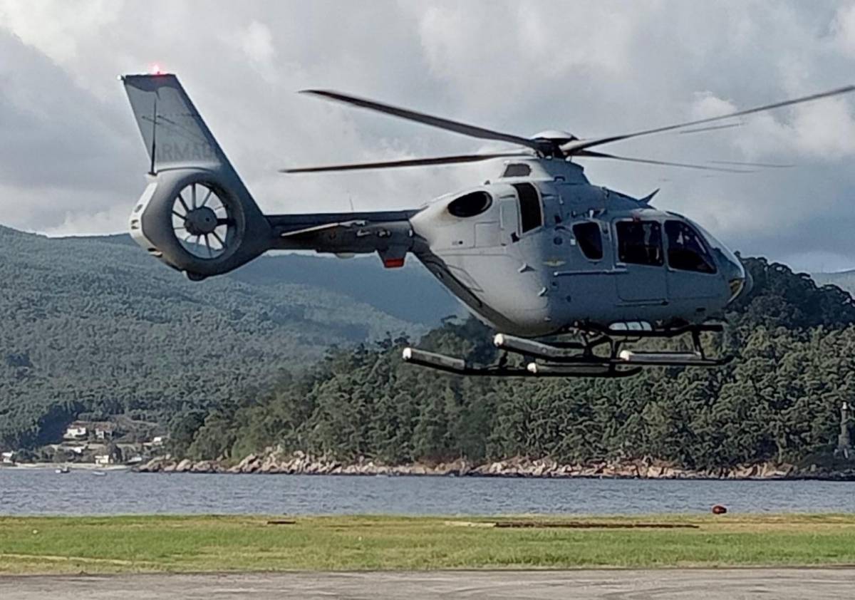 Uno de los nuevos helicpteros H135 P3H realizando un vuelo en estacionario en la gallega sede de la ENM. (Foto Armada espaola)